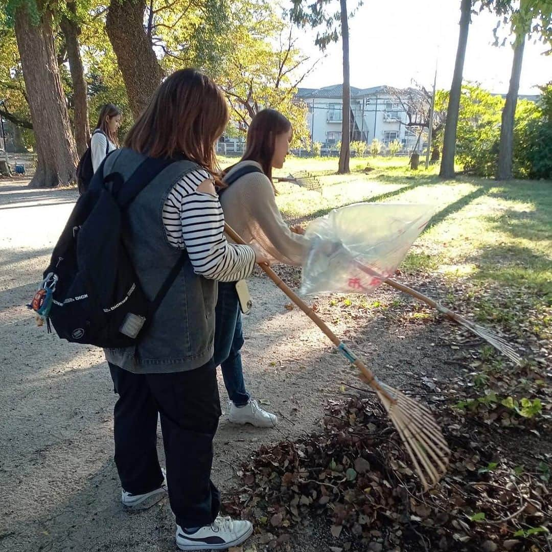 福岡女子短期大学さんのインスタグラム写真 - (福岡女子短期大学Instagram)「💠子ども学科 1年生「保育基礎」  子ども学科1年生「保育基礎」の学外学習として、榎社(太宰府市)の清掃を行いました🧹  #福岡女子短期大学子ども学科 @fwjchild   #福岡女子短期大学 #子ども学科 #お掃除　#榎社 #太宰府大好き #太宰府　#太宰府市」11月9日 9時22分 - fukuoka_wjc