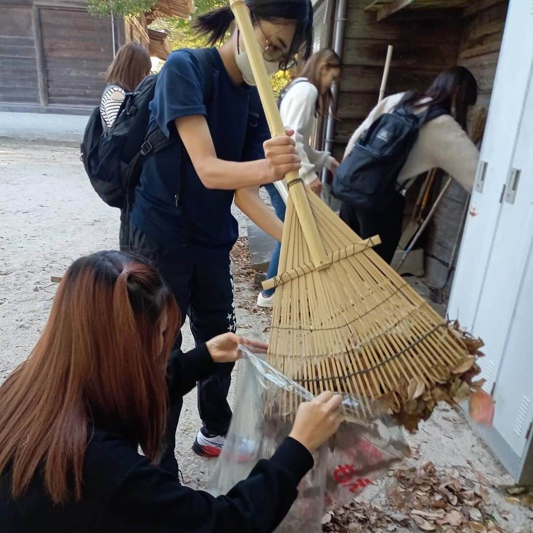 福岡女子短期大学さんのインスタグラム写真 - (福岡女子短期大学Instagram)「💠子ども学科 1年生「保育基礎」  子ども学科1年生「保育基礎」の学外学習として、榎社(太宰府市)の清掃を行いました🧹  #福岡女子短期大学子ども学科 @fwjchild   #福岡女子短期大学 #子ども学科 #お掃除　#榎社 #太宰府大好き #太宰府　#太宰府市」11月9日 9時22分 - fukuoka_wjc