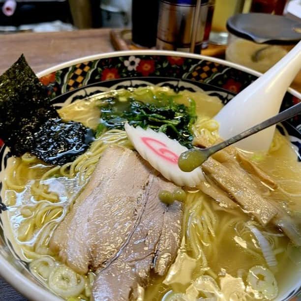 のインスタグラム：「昭和初期の函館ラーメンを再現。  記事「見事な再現、これが昭和初期の函館ラーメンなのか！銀座『船見坂』でジワる塩そばをチュルリ。」より。  #さんたつ #散歩の達人 #ラーメン #銀座 #グルメ」