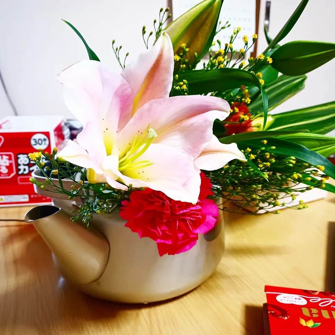 松本隆博のインスタグラム：「。 昨日の講演で頂いた花束を オカンが綺麗に飾ってくれました。  還暦少年 松本隆博」
