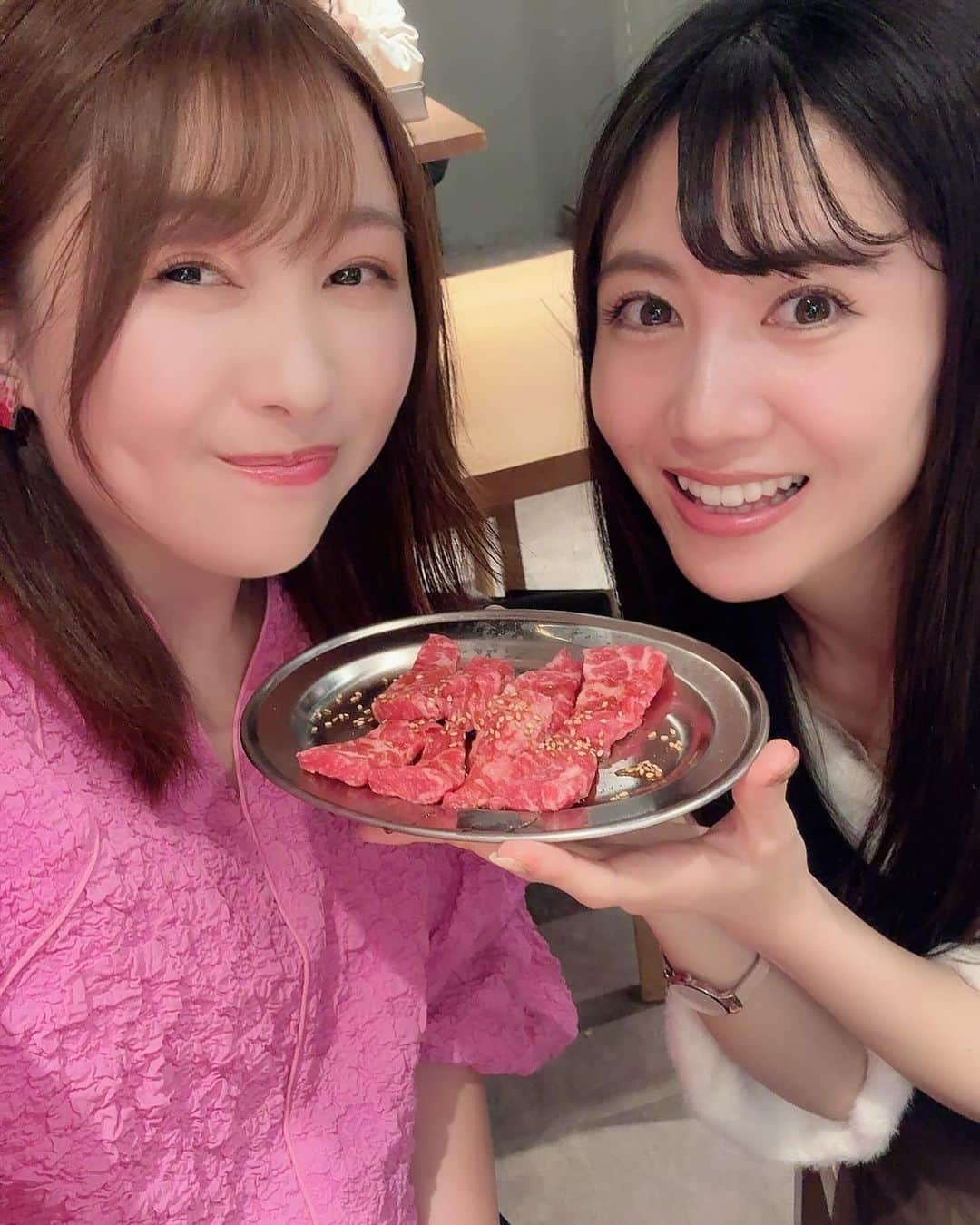 佐々木晴花さんのインスタグラム写真 - (佐々木晴花Instagram)「・ ・ 先日、【恵比寿焼肉ホルモン富士】さんに 行ってきました〜🐷❣️🍻 @_horumonfuji_   満腹！焼肉ホルモン富士コースを注文✨ 想像以上にボリューム満点🔥✨コスパ良すぎた！！  感動したのが味噌ホルモン！タン刺し！レバ刺し！ 油あまーーーい😚💗食感さいこーーーう✨ お酒も進んでしまいます…🍺🤭 とにかく新鮮でお肉の甘みも感じられて ほんっとに美味しかったです🤤🩷  あいかちゃん @aika_cream_ と行ったのですが、 美味しすぎて終始感動🥺お仕事終わりの2人は完全にキマりました👍笑  ごちそうさまでしたっ！！  是非皆さんも美味しいお肉食べてね🐷✨ ・ ・ ・ #東京グルメ#東京焼肉#恵比寿グルメ#恵比寿 #恵比寿焼肉#恵比寿ホルモン#恵比寿宴会#焼肉 #恵比寿デート#グルメ#グルメ好きな人と繋がりたい#グルメスタグラム#PR」11月9日 9時39分 - haru2n.run