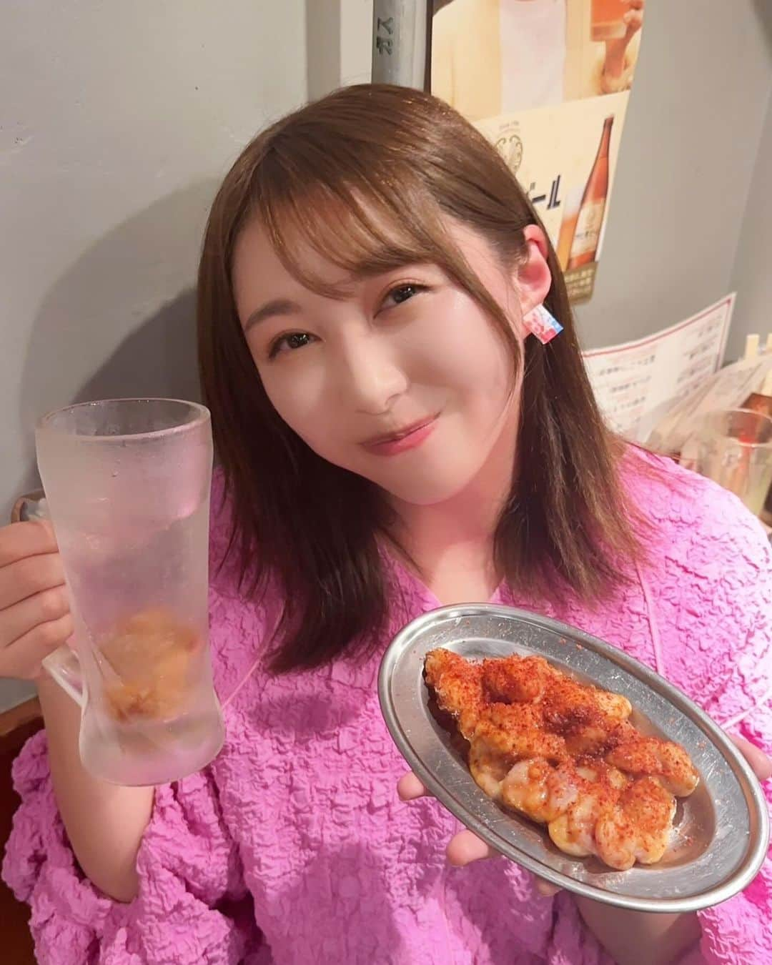 佐々木晴花さんのインスタグラム写真 - (佐々木晴花Instagram)「・ ・ 先日、【恵比寿焼肉ホルモン富士】さんに 行ってきました〜🐷❣️🍻 @_horumonfuji_   満腹！焼肉ホルモン富士コースを注文✨ 想像以上にボリューム満点🔥✨コスパ良すぎた！！  感動したのが味噌ホルモン！タン刺し！レバ刺し！ 油あまーーーい😚💗食感さいこーーーう✨ お酒も進んでしまいます…🍺🤭 とにかく新鮮でお肉の甘みも感じられて ほんっとに美味しかったです🤤🩷  あいかちゃん @aika_cream_ と行ったのですが、 美味しすぎて終始感動🥺お仕事終わりの2人は完全にキマりました👍笑  ごちそうさまでしたっ！！  是非皆さんも美味しいお肉食べてね🐷✨ ・ ・ ・ #東京グルメ#東京焼肉#恵比寿グルメ#恵比寿 #恵比寿焼肉#恵比寿ホルモン#恵比寿宴会#焼肉 #恵比寿デート#グルメ#グルメ好きな人と繋がりたい#グルメスタグラム#PR」11月9日 9時39分 - haru2n.run