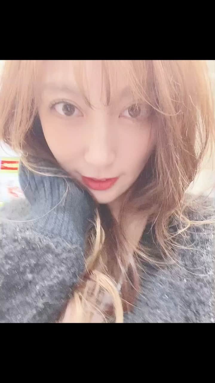 熊田曜子のインスタグラム：「ロケの移動中に足柄インターに寄ったよ🚗 いつもオフショット撮ってくれるスタッフさん💗 ありがとうございます💗 お仕事で　@royalparty_official の展示会に行けなかったけど ロイヤルパーティーのスカートパンツで気分を上げたよ👗💕  #足柄インター　#fashion #洋服」