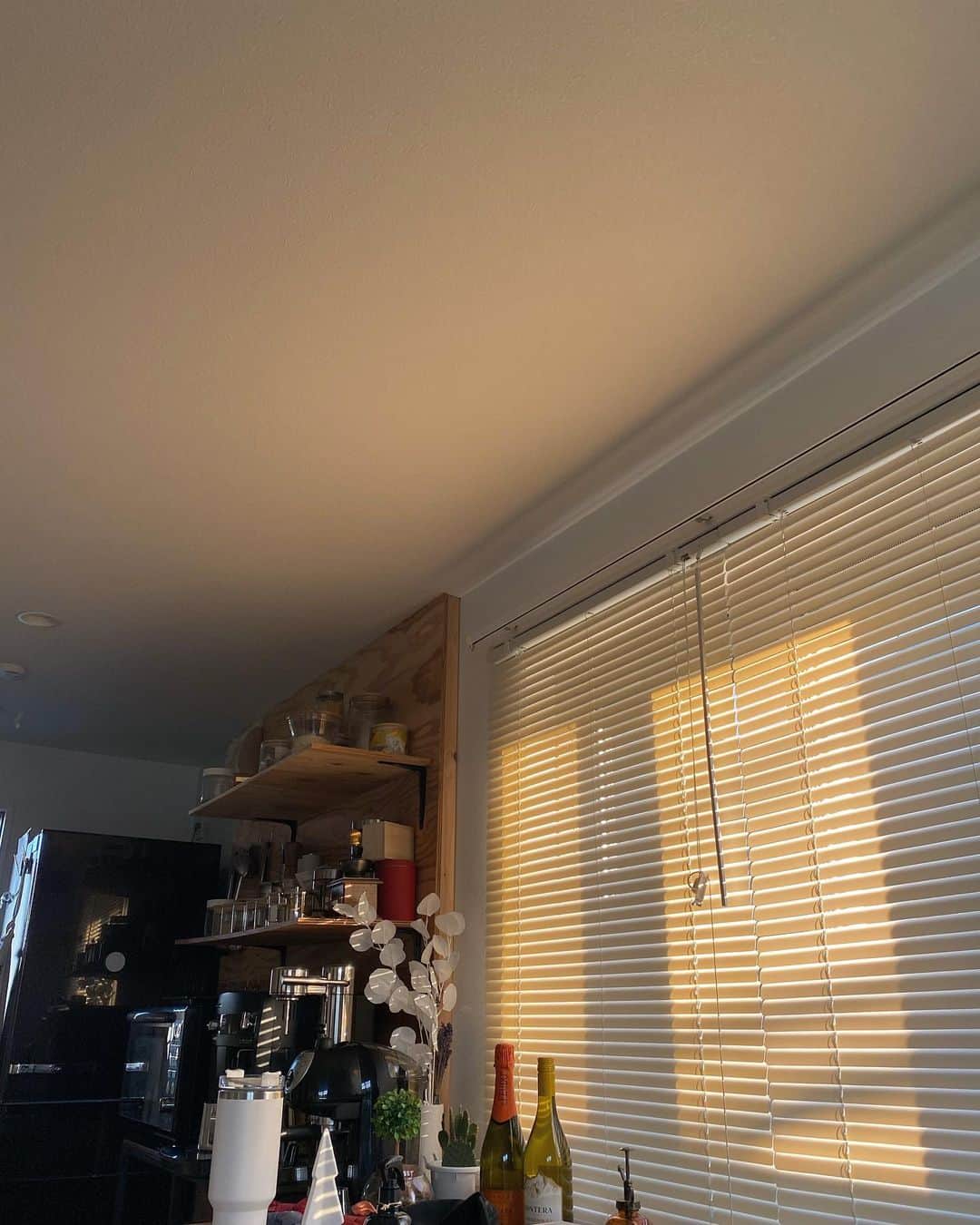 Fushimi natsukiのインスタグラム：「🩵🩵🩵  大好きな　夕焼けタイムin myhouse 今週末は寒くなるっていうから アウター着たいなぁーって思っとる 🧥 中のインナー薄くして、着ちゃおっかな〜🤤♥︎」