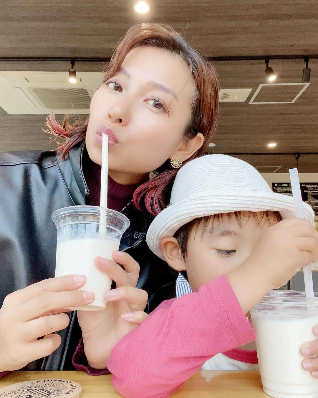 エマ中岡優姫のインスタグラム：「日々いろんな悩みは あるけれども この子が毎日元気に 家に帰ってきてくれる 当たり前のようで当たり前じゃない 日々の幸せを 改めて感じて 最近の悩みなんて ちっぽけで正直どーでもよくなった😌✨ 年内の楽しみも増えたし いつもニコニコ😊ウキウキで おりたいな😘 最近部屋が散らかり気味なので 片付けねば…と思いながらも 読書したくて寒いし 布団に入りたくなる そんなお休みの日です🥱w #男の子ママ  #宝物  #片付け したくない　寒い。」