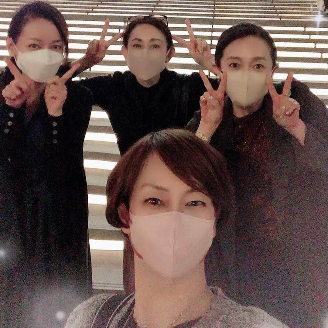 月影瞳のインスタグラム：「雪組100周年記念公演、大阪入りしました😊 紫とも(とんちゃん)さん、 鮎ゆうき(みきこさん)さん、 成瀬こうき(おっちょん)さんと、早速食事に伺いました😊 豪華な皆様に囲まれて ニヤニヤが、、止まりませんでした😃 おっちょんと劇場前で写真も撮り、嬉しかったです♪ 楽しい雪組100周年記念公演✨✨ いよいよです♪ 宜しくお願い致します♪  #雪組100周年 #紫とも　さん #鮎ゆうき　さん #成瀬こうき　さん #梅田芸術劇場」