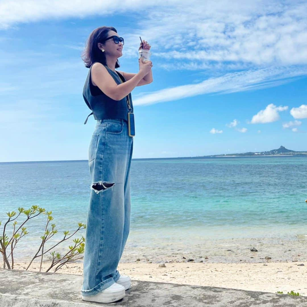 lady.junjunさんのインスタグラム写真 - (lady.junjunInstagram)「. 遠くに小さく見えますのが 伊江島です⤴︎🏝️ とカフェオレ飲みながら 言ってます🤣 . . . #アゴがとんぎってます #背中が風でふくらんでます #沖縄 #瀬底島 #伊江島 #okinawa」11月9日 9時44分 - lady.junjun