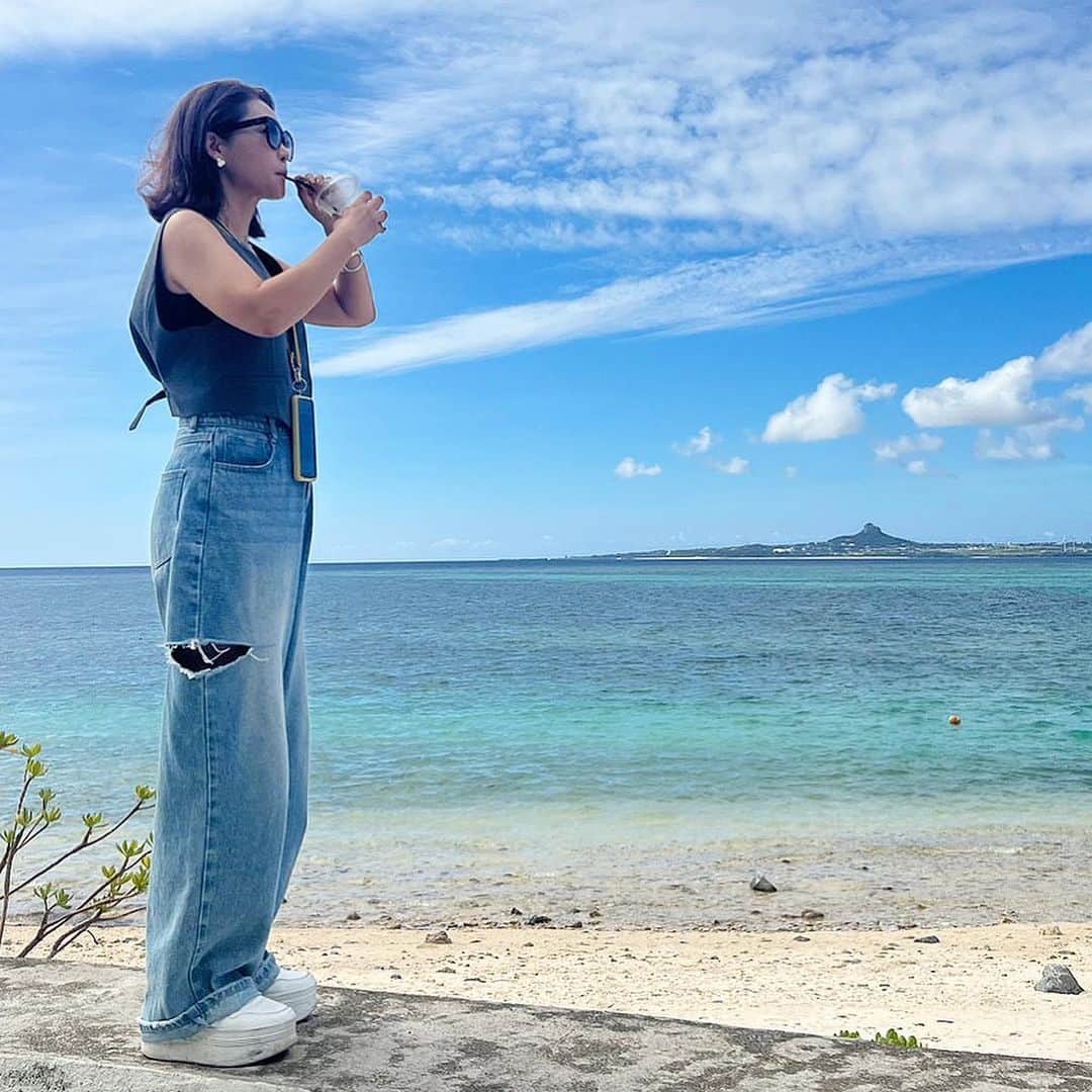 lady.junjunのインスタグラム：「. 遠くに小さく見えますのが 伊江島です⤴︎🏝️ とカフェオレ飲みながら 言ってます🤣 . . . #アゴがとんぎってます #背中が風でふくらんでます #沖縄 #瀬底島 #伊江島 #okinawa」