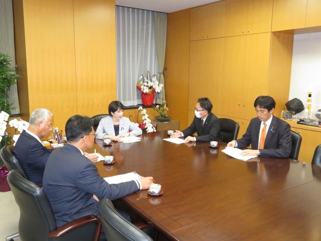 高市早苗のインスタグラム：「11月7日 自民党経済安全保障推進本部より提言書拝受」