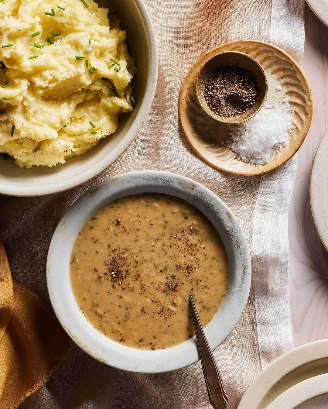 Gaby Dalkinさんのインスタグラム写真 - (Gaby DalkinInstagram)「These deserve a moment on the grid because they are the crispiest and most delightful potatoes you’ll ever make. Cacio e Pepe Roasted Smashed Potatoes FOR THE WIN! Add them to your thanksgiving menu! Also pictured: the gravy of your dreams! Everything linked in my profile https://whatsgabycooking.com/cacio-e-pepe-roasted-potatoes/」11月9日 11時10分 - whatsgabycookin