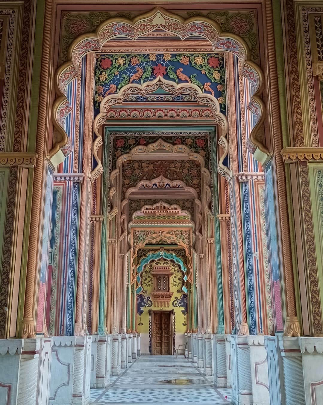 Rosetta Stoneさんのインスタグラム写真 - (Rosetta StoneInstagram)「#Jaipur, also known as the Pink City, is a vibrant and culturally rich city that offers a unique blend of history, art, and architecture. With its magnificent forts, palaces, temples, and colorful bazaars, it is a must-visit destination for anyone traveling to #India.   Here are 6 interesting facts about Jaipur you might not know:  1. Jaipur was founded during the reign of Maharaja Jai Singh on November 18, 1727, and took about four years to complete. Maharaja Jai Singh employed proficient architects in planning the city. Jaipur was the first "planned city" in India.   2. In 1876, the Prince of Wales and Queen Victoria came to visit Jaipur. Maharaja Ram Singh, who ruled Jaipur at the time, decided to welcome his guests by coloring every building in Jaipur pink. In India, pink is traditionally the color associated with hospitality and vibrancy.   3. It is home to 3 forts (Amber Fort, Jaigarh Fort, and Nahargarh Fort) and more than 5 palaces. Hawa Mahal (which means "Palace of Winds") is a unique tower palace in Jaipur. The palace has 953 windows, which allows the wind to blow inside and keep it cool. Jal Mahal is another popular palace, which is located in the middle of the Man Sagar Lake and is more than half-submerged in water. At first glimpse, it gives you the illusion that it is floating atop the lake.   4. Jaipur has many famous temples. One of these is renowned due to its monkeys. The Galtaji Monkey Temple is built in a forested and hilly region 10 km from Jaipur, and a water spring flows from the top of the hill and collects in seven pools around the temple. It makes the entire temple a very calm, peaceful, and relaxing tourist spot.  5. Jaipur is one of the largest producers of gemstones in the world, particularly of high-quality colored stones such as emeralds, rubies, and sapphires. The Johari Bazaar is a popular destination for buying gemstone jewelry.   6. Jaipur hosts the world's largest free literary fest (named Jaipur Literature Festival) every January. It is attended by poets, authors, artists, and literary giants from all over the world.   Would you like to visit Jaipur?」11月9日 0時55分 - rosettastone