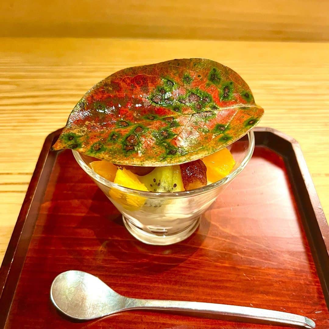 松尾貴史さんのインスタグラム写真 - (松尾貴史Instagram)「京都に来たら必ず来たい料理屋さん、「食たくかとう」でひとり飯。  毎度のことながら、満足度が半端ではない。  隣に座ったスペインのお二人と、何やら話は通じないけれど何かが通じた気がする不思議なひととき。  日本の季節はありがたい。  #食たくかとう #京都」11月9日 0時52分 - kitsch.matsuo