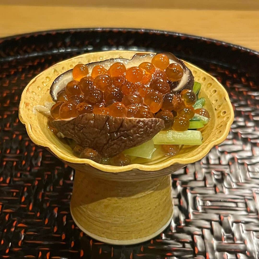 松尾貴史さんのインスタグラム写真 - (松尾貴史Instagram)「京都に来たら必ず来たい料理屋さん、「食たくかとう」でひとり飯。  毎度のことながら、満足度が半端ではない。  隣に座ったスペインのお二人と、何やら話は通じないけれど何かが通じた気がする不思議なひととき。  日本の季節はありがたい。  #食たくかとう #京都」11月9日 0時52分 - kitsch.matsuo