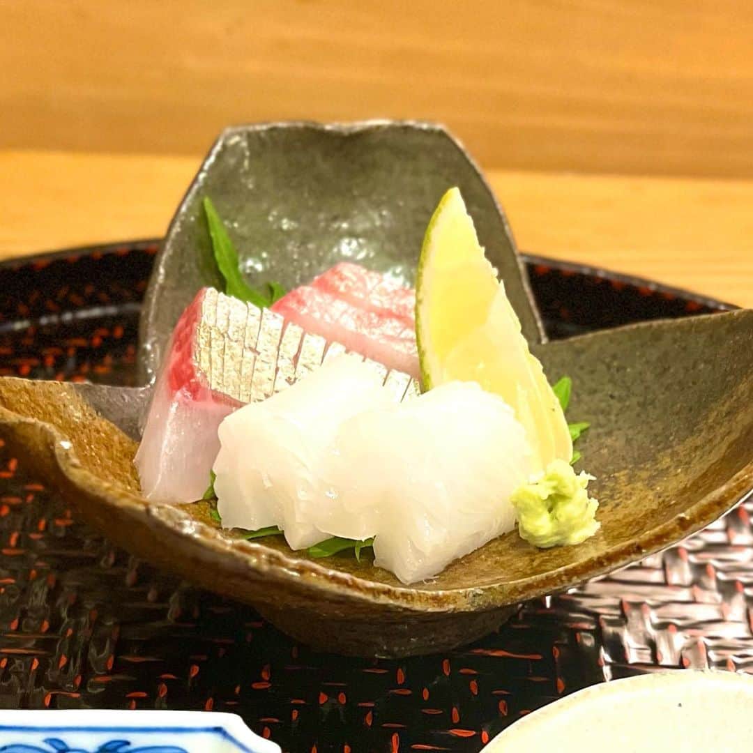 松尾貴史のインスタグラム：「京都に来たら必ず来たい料理屋さん、「食たくかとう」でひとり飯。  毎度のことながら、満足度が半端ではない。  隣に座ったスペインのお二人と、何やら話は通じないけれど何かが通じた気がする不思議なひととき。  日本の季節はありがたい。  #食たくかとう #京都」