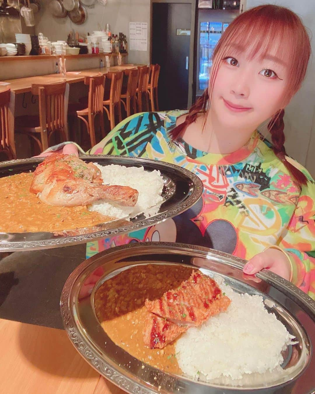 来栖あこのインスタグラム：「真夜中の飯テロ🤤🍛  トッピングの種類が多くてめちゃ悩む〜🥺💕 Akoは贅沢にチキンカツと唐揚げ😋😋💖w チキンパラダイス✨大満足でしたっ🐓🐓🐓✨ PR @chiki_chiki_curry #チキチキカレー #中目黒ランチ #中目黒グルメ #中目黒カレー #上目黒グルメ #目黒グルメ #目黒カレー #目黒ランチ」