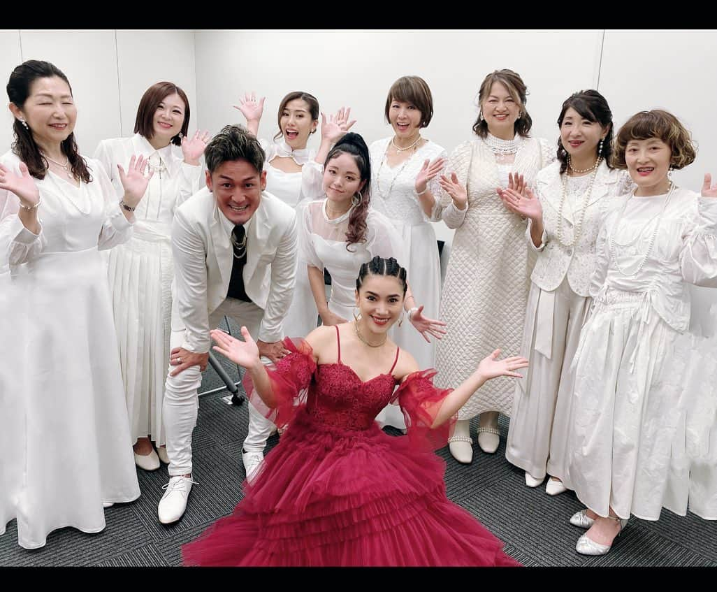 TiAさんのインスタグラム写真 - (TiAInstagram)「2023.11.8🎁✨✨✨ MIDLAND CHRISTMAS 2023 TiA Xmas Live with Gospel Choir Supported by billboard Live  本日は、名古屋のミッドランドスクエアさんの点灯式でライブをさせて頂きました。コロナ禍となったことで、4年ぶりにこのように点灯式でライブもしたということで、歌わせていただけたこと大変光栄でした。  またお写真などシェアします。  この日を迎えるまで想いを込めてくださったスタッフの皆様、ありがとうございました。このクリスマスにかける想いがあたたかくて感動で胸がいっぱいです。  そして、点灯式へお越しくださったたくさんの皆様、心よりありがとうございました。皆様のアツい歓声や笑顔が耳に目に焼き付いています。  またお会いしましょう！！❤️  素敵なクリスマスを！！  TiA Xmas Live with Gospel Choir  TiA's Singers （chorus） @yuzabro 西川雄三郎 @maynce___  MAE @miyaosayaka  Saaya  TiA's Choir Yayoちゃん、きーちゃん、SUOMIさん、ハイジさん、ネオミさん、カナやん。  Love ü.❤️」11月9日 0時57分 - tia_singer