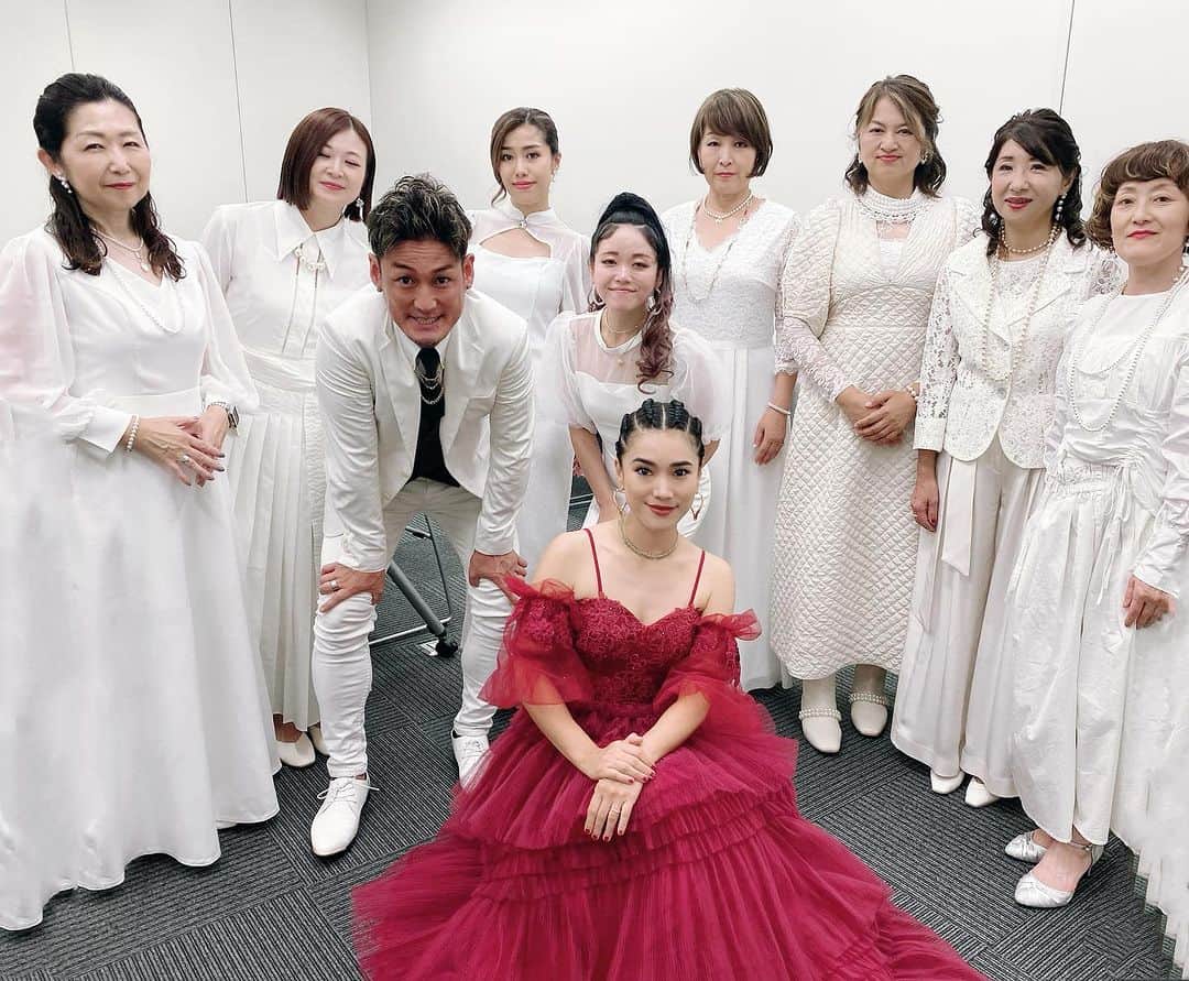 TiAのインスタグラム：「2023.11.8🎁✨✨✨ MIDLAND CHRISTMAS 2023 TiA Xmas Live with Gospel Choir Supported by billboard Live  本日は、名古屋のミッドランドスクエアさんの点灯式でライブをさせて頂きました。コロナ禍となったことで、4年ぶりにこのように点灯式でライブもしたということで、歌わせていただけたこと大変光栄でした。  またお写真などシェアします。  この日を迎えるまで想いを込めてくださったスタッフの皆様、ありがとうございました。このクリスマスにかける想いがあたたかくて感動で胸がいっぱいです。  そして、点灯式へお越しくださったたくさんの皆様、心よりありがとうございました。皆様のアツい歓声や笑顔が耳に目に焼き付いています。  またお会いしましょう！！❤️  素敵なクリスマスを！！  TiA Xmas Live with Gospel Choir  TiA's Singers （chorus） @yuzabro 西川雄三郎 @maynce___  MAE @miyaosayaka  Saaya  TiA's Choir Yayoちゃん、きーちゃん、SUOMIさん、ハイジさん、ネオミさん、カナやん。  Love ü.❤️」