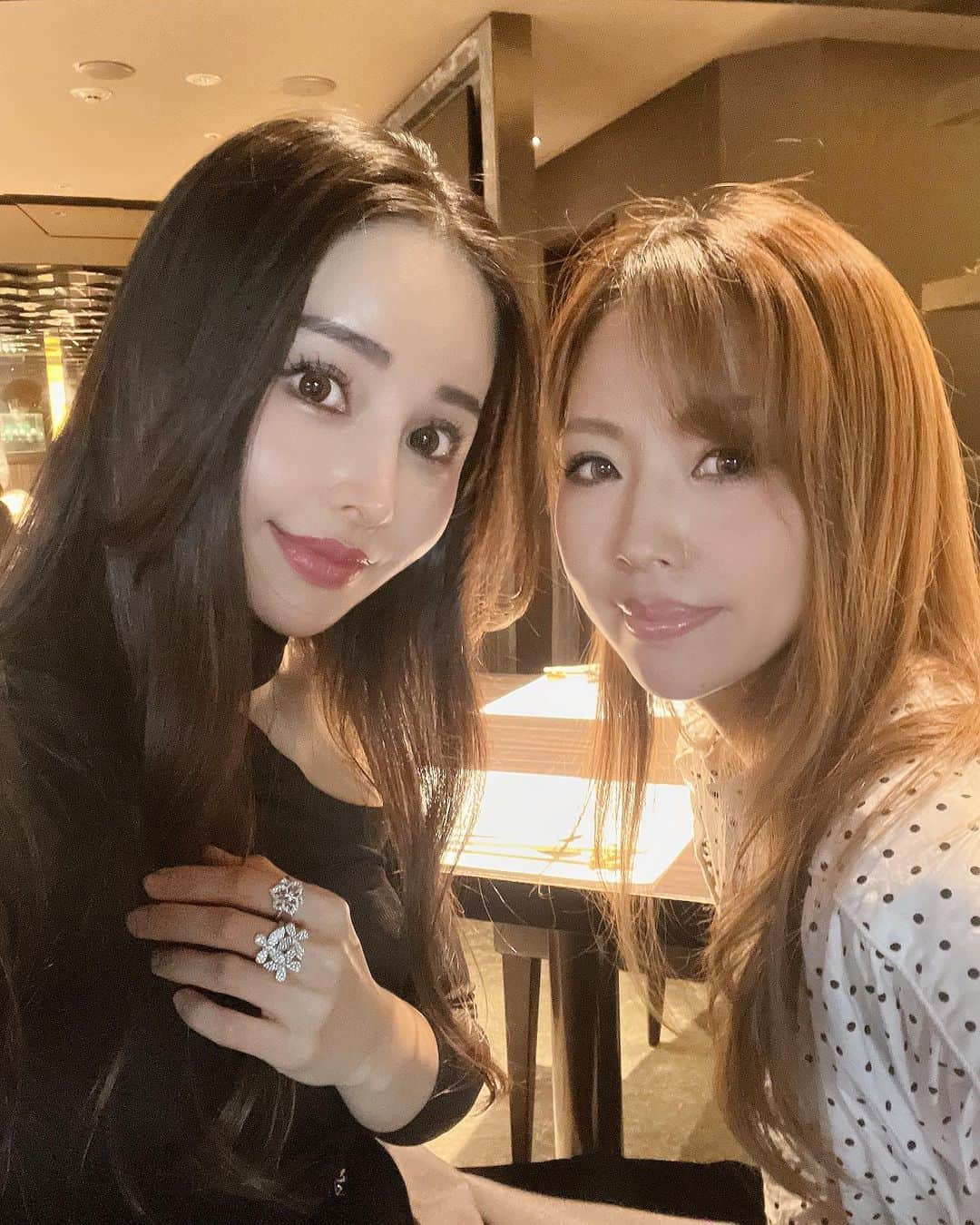 CHIKAのインスタグラム：「🤍🤍🥂  妹の新たな門出を祝って🥂 サロンオープンから5年間 ずっと支えてくれてありがとう🤍  ちあきこれからも益々よろしくね🤍 mgr昇格おめでとう🎉  私の会社は妹だからは関係なく 頑張りたい人を応援するスタイルです。  📷スライド→🎤楽しかった😄  #姉妹 #株式会社LAURA #株式会社LAURAcosmetics #女性経営者 #サロンオーナー」