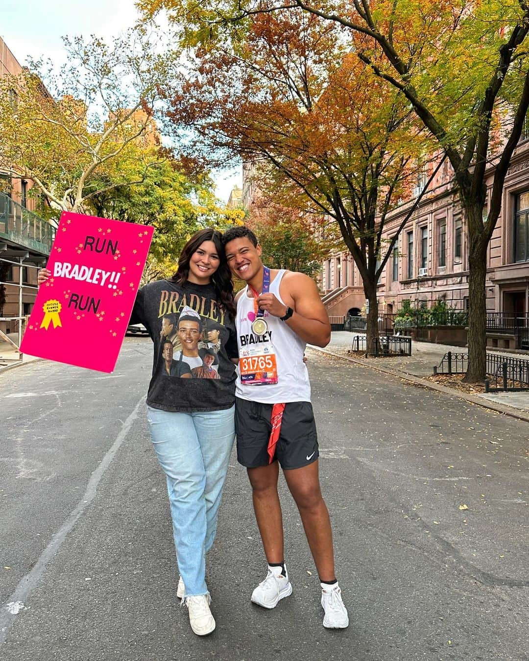 ベラ・ゴールデンのインスタグラム：「STOPPP IM SO IN LOVE WITH MY BOYFRIEND @bradleyconstant 26.2 miles !!!! 🙈😍🥰🏃🏾🏅🌃🗽👩🏽‍❤️‍💋‍👨🏾  I’m so proud of my boo who ran the NYC marathon this weekend (his 6th marathon too… incredible if u ask me)   This man would go to the ends of the Earth for me, he’s there for me through it all, problem solving, supporting me ❤️🥹  He inspires me everyday but let me just say, to see your partner accomplish something they train for and want so bad.. it’s a really special thing.  You can donate on his page to @teamandiruns the cause he’s been running for for the past DECADE that is very near and dear to his heart, everything goes to the families and it is much appreciated! & thank you to everyone on the 26.2 miles course who cheered for him ❤️」