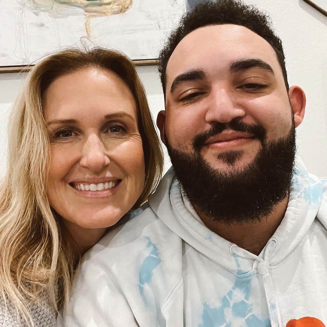 コリー・ロバートソンのインスタグラム：「Happy Birthday @willr0b 🎉 22 and the sweetest, kindest son, husband, uncle, friend!! It is pure JOY being your mom and seeing you grow into the man that you are. So very proud! To see you worship God and lead others with your gifts this past year has been simply the best 🥰😭🙌🏼Praying for a year full of all of God’s best blessing! I love you so so much son!!」