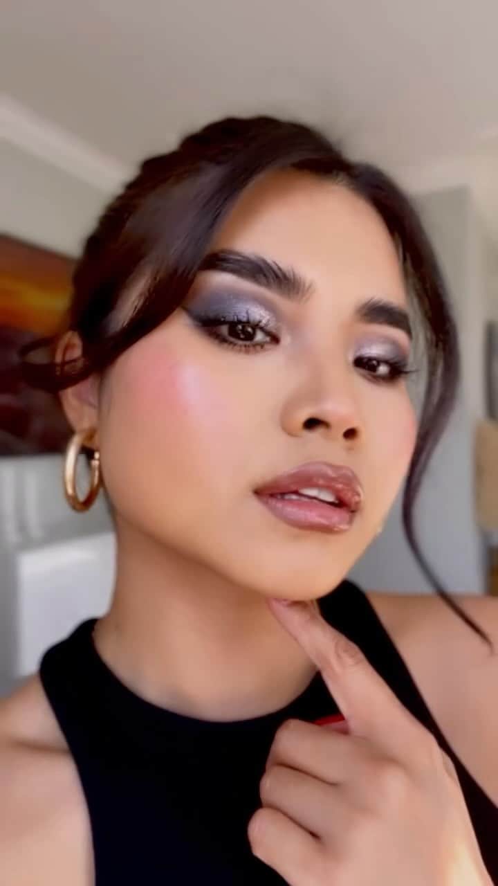 Huda Kattanのインスタグラム：「@tuantinpar creates this certified #lewk with JUST three shades from our NEW Pretty Grunge Eyeshadow Palette. Who said smokey eyes had to be complicated? Obsessed 🤌🏽  She uses: 🖤 Pretty Grunge Eyeshadow Palette 🖤 Silk Balm in shade Goth Gloss  🖤 Pretty Grunge Blush Gloss   🌍 𝗔𝗩𝗔𝗜𝗟𝗔𝗕𝗟𝗘 𝗚𝗟𝗢𝗕𝗔𝗟𝗟𝗬 🌎 #PrettyGrunge」