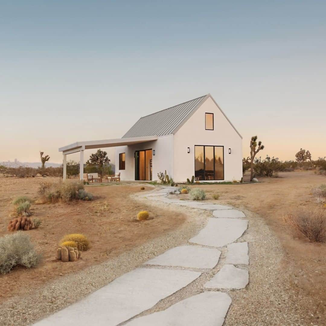Airbnbのインスタグラム：「Gaze at the stars from a private outdoor hot tub in Joshua Tree.  🏡 Desert Dream | Jewel Crest 📍 Yucca Valley, California, USA  Over 100 five-star reviews are submitted to Airbnb every minute. To help guests find great places to stay, we've launched Guest Favorites, a collection of the 2 million most-loved homes on Airbnb based on ratings, reviews, and reliability.」