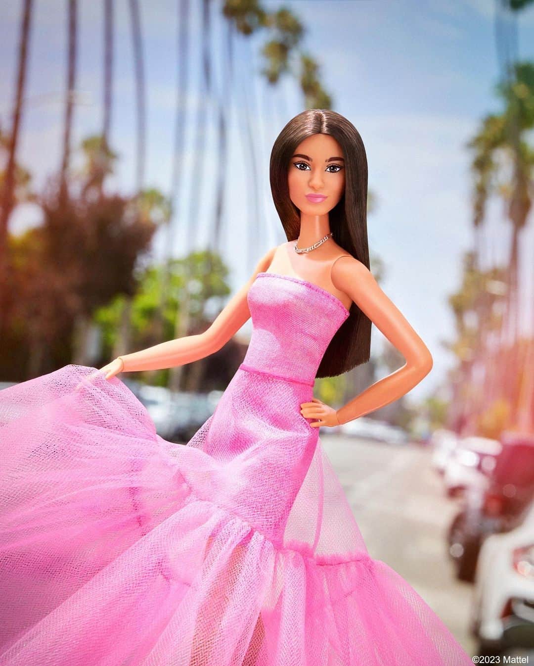 バービーのインスタグラム：「Voted most likely to show up in pink. 💕#barbie #barbiestyle」