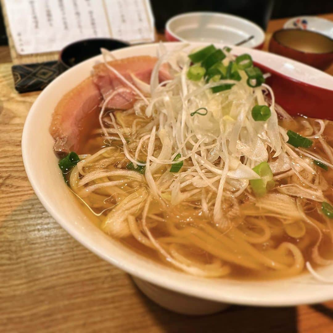 日々野真理さんのインスタグラム写真 - (日々野真理Instagram)「麻布十番の 焼き鳥屋さんに行ってきました(^^)  わんこ同席オッケーな上、 わんこメニューもあるお店。 まろんには、ササミ焼き鳥を オーダーしてあげました（２枚目）  焼き鳥コースに 最後は締めに🍜ラーメンをシェア。  お友達と、愛犬のロッキー兄さんに 可愛がってもらい、だんだん緊張がほぐれた まろんくんでした。  今日はお留守番だったココアの機嫌は… 悪い💦　ごめんよ。」11月9日 1時08分 - marihibino1031