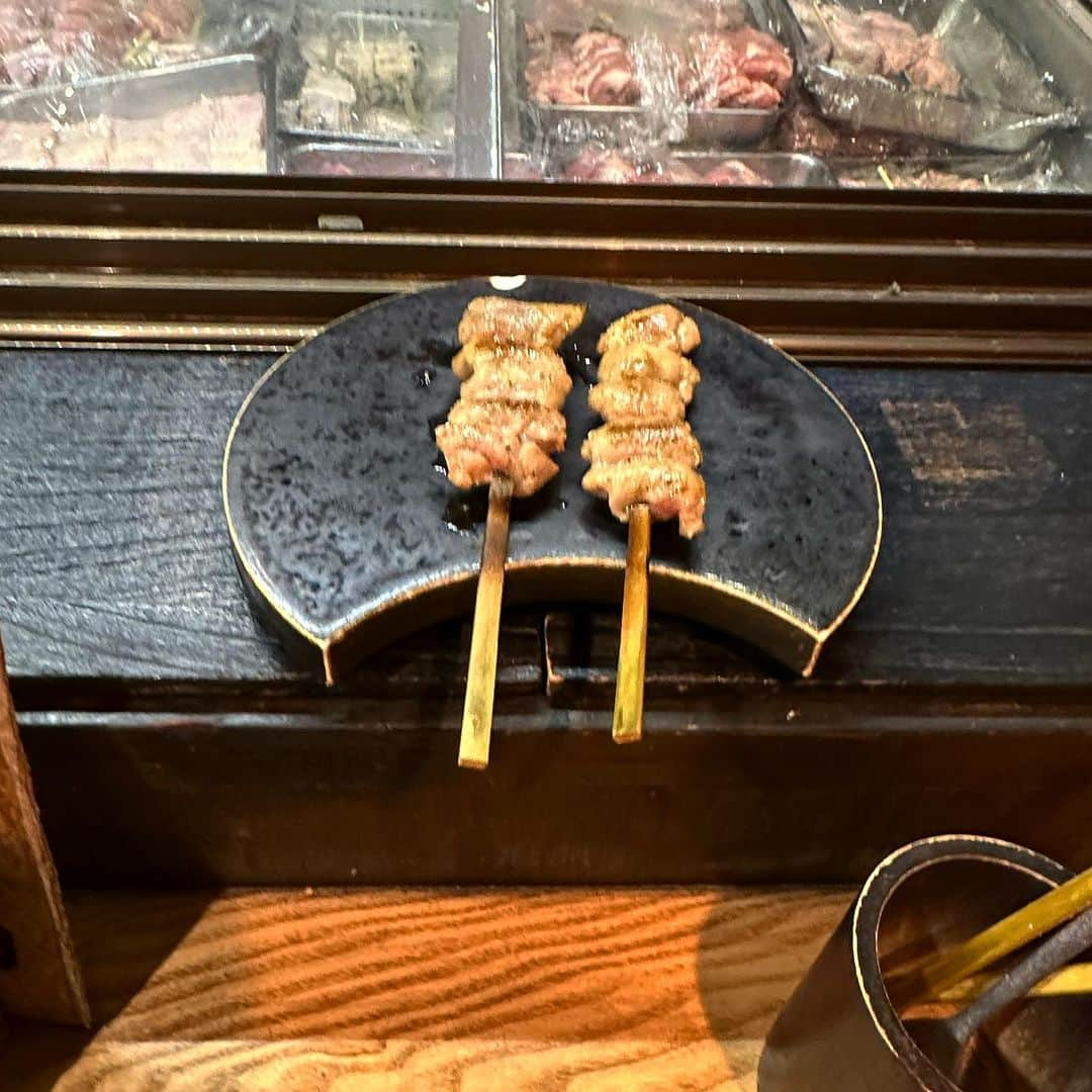 日々野真理さんのインスタグラム写真 - (日々野真理Instagram)「麻布十番の 焼き鳥屋さんに行ってきました(^^)  わんこ同席オッケーな上、 わんこメニューもあるお店。 まろんには、ササミ焼き鳥を オーダーしてあげました（２枚目）  焼き鳥コースに 最後は締めに🍜ラーメンをシェア。  お友達と、愛犬のロッキー兄さんに 可愛がってもらい、だんだん緊張がほぐれた まろんくんでした。  今日はお留守番だったココアの機嫌は… 悪い💦　ごめんよ。」11月9日 1時08分 - marihibino1031