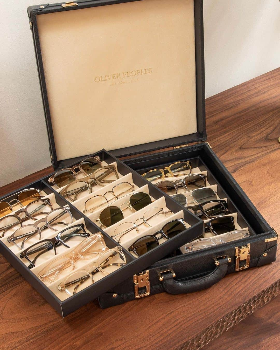 オリバーピープルズさんのインスタグラム写真 - (オリバーピープルズInstagram)「For the collector. Crafted in Italy, the Genuine Leather 24-Frame Trunk is a tasteful accessory offered in Dark Navy and Chocolate Brown.」11月9日 1時09分 - oliverpeoples