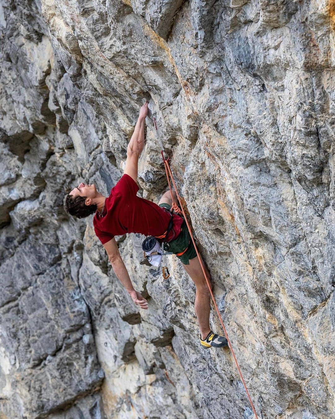 Mammutのインスタグラム：「Unseen footage from @adam.ondra ‘s visit in Switzerland 🎞️  Product testing & feedback sessions, various outdoor climbing destinations - challenging weather conditions didn’t stop Adam from sending some demanding routes 💪🏼 Check out our previous post to see which routes were completed during the visit ✅  YouTube episode from the visit coming soon on Adam’s YouTube channel, stay tuned!  Picture by @janvogl_kameruje (9a+ first ascent in Isenfluh).  #adamondra #climbing #mammut」