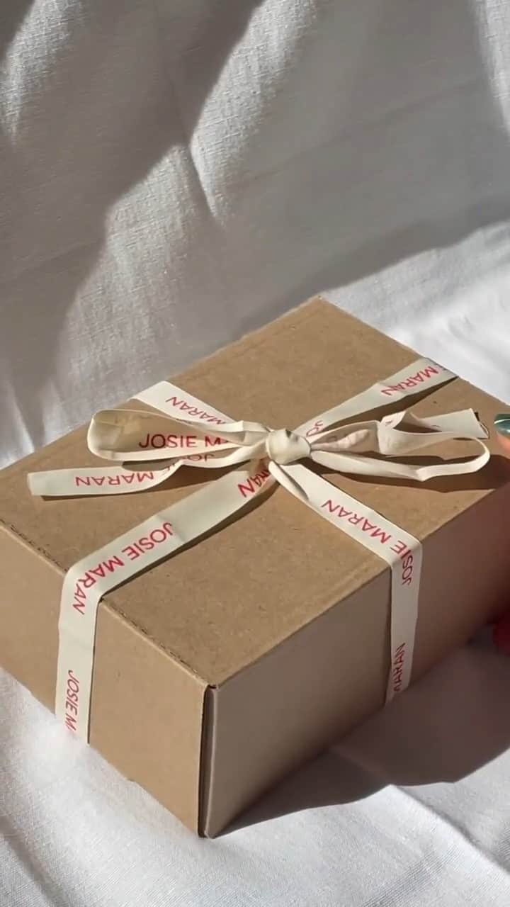 ジョジー・マランのインスタグラム：「You asked and we delivered! Canadian customers can now enjoy Free Shipping on all orders of $100+ or $14.95 flat rate on purchases under $100 on Josiemaran.com! 🎁」