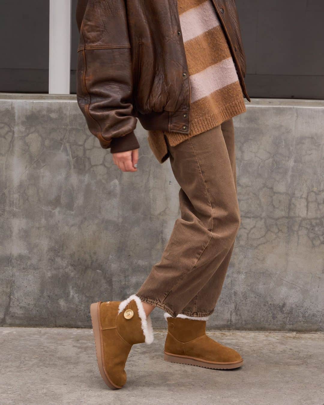 クーラブラのインスタグラム：「Matchy, matchy but make it a mood with the Nalie Mini in chestnut.   #koolaburra」