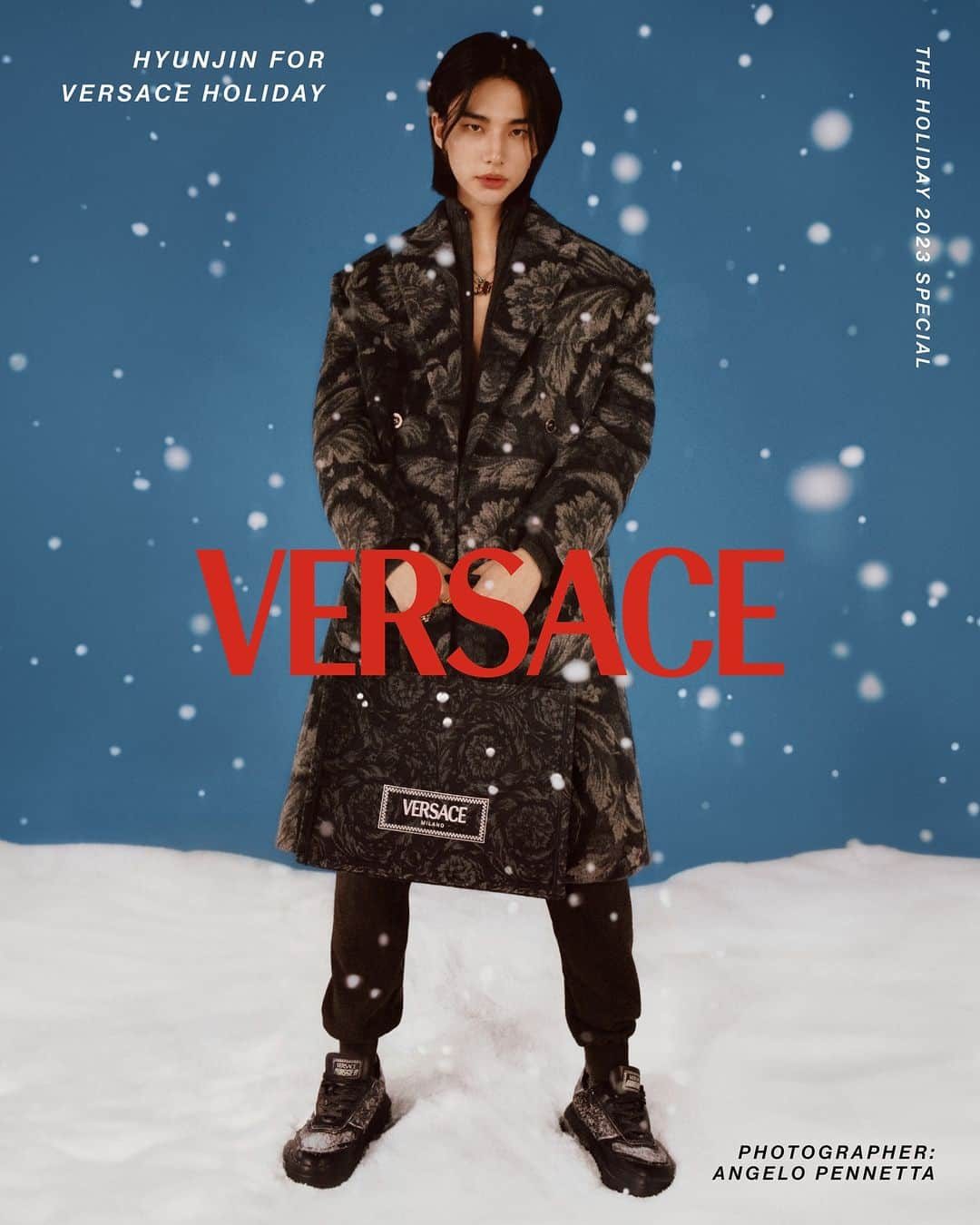 ジャンニヴェルサーチさんのインスタグラム写真 - (ジャンニヴェルサーチInstagram)「Versace Holiday  Hyunjin wears Barocco jacquard cashmere coat; cashmere sweatpants; Barocco jacquard Odissea sneakers; Athena tote bag   Now at Versace.com via the link in bio  Photography by Angelo Pennetta  @hynjinnnn  @realstraykids  #VersaceHoliday #VersaceAthena #Versace  #StrayKids」11月9日 1時22分 - versace