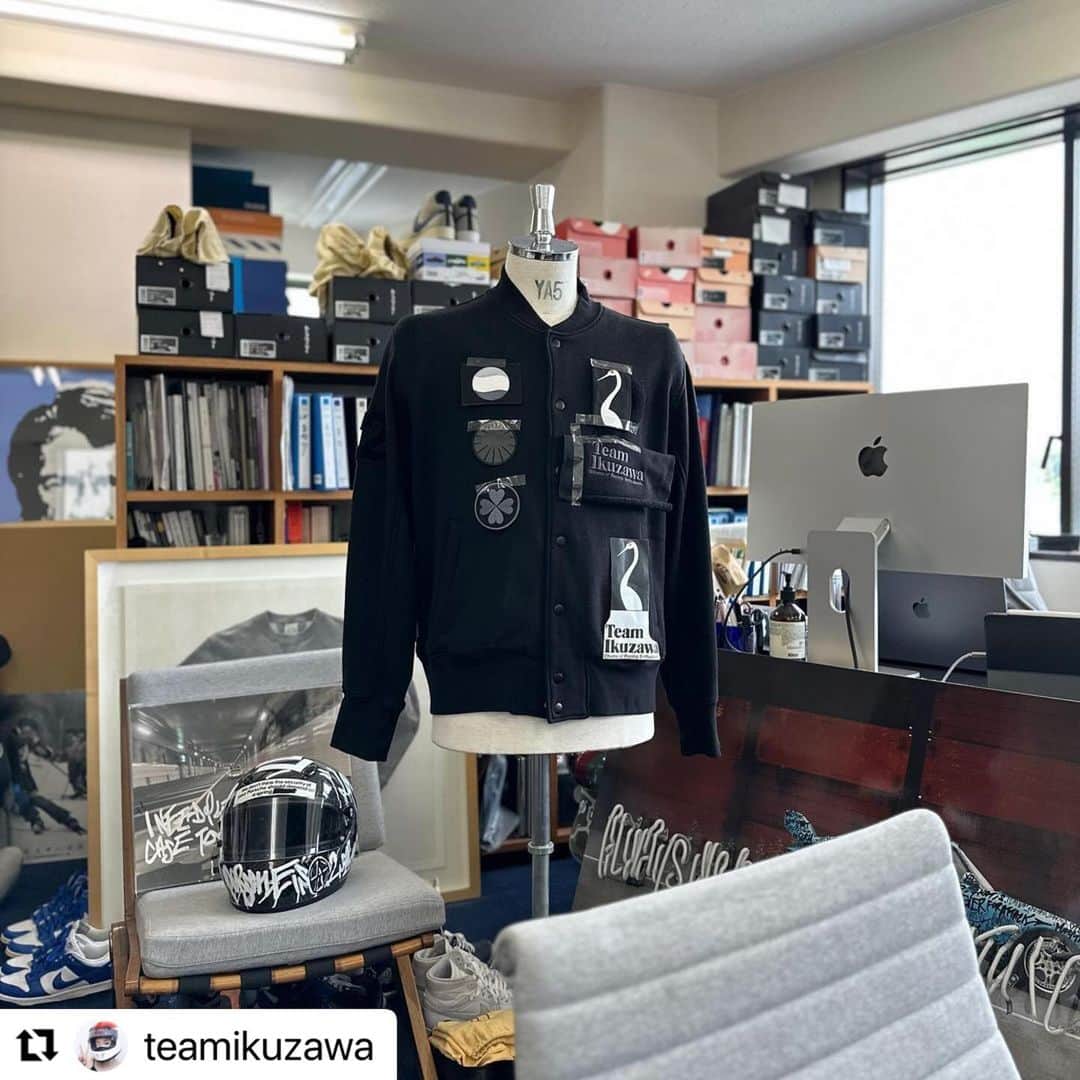 ループウィラーのインスタグラム：「#Repost @teamikuzawa with @use.repost ・・・ よろしくお願いします。 . Team Ikuzawa are honoured team-up with @loopwheelerss - the grand-master maker of the best sweatshirts in the world. And Loopwheeler x Team Ikuzawa iconic grey and black capsule collection will be launching on Friday 17th November. ‌ The initial idea was to introduce these new dark tones to Team Ikuzawa but it was also my mission to find the best producer. When you feel Loopwheeler’s soft thick fabric and shape against your skin, you know this is based on years of masterful craftsmanship and against all temptation to scale up or go into volume production. ‌ Speed is not everything and Suzuki-san’s loopwheel machines can only produce 7 or 8 sweatshirts per day. ‌ A fellow Porsche racer and collector Satoshi Suzuki founded Loopwheeler in 1999. He is my biggest ‘senpai’ and a real ‘Choice of Racing Enthusiasts™️’ moment. ‌ Thank you Suzuki-san 🏁🇯🇵 ‌ Loopwheeler x Team Ikuzawa capsule collection launching Friday 17th November. Exclusively online at www.teamikuzawa.shop and in Loopwheeler stores in Japan. ‌ #loopwheeler #teamikuzawa」