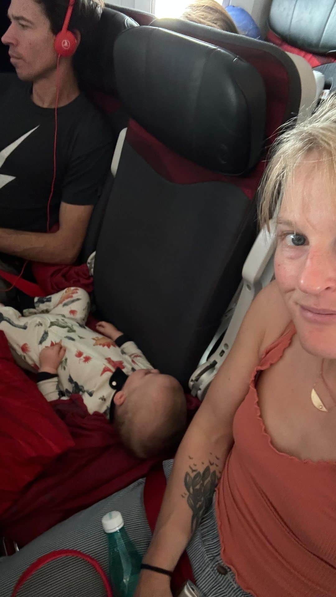 エミリー・ハリントンのインスタグラム：「Part 2 of travel home…this reel is called “I’m not tired you’re tired” a 14 hour flight with an 11 month old told in 60 seconds (also thank God for that empty middle seat…..)」