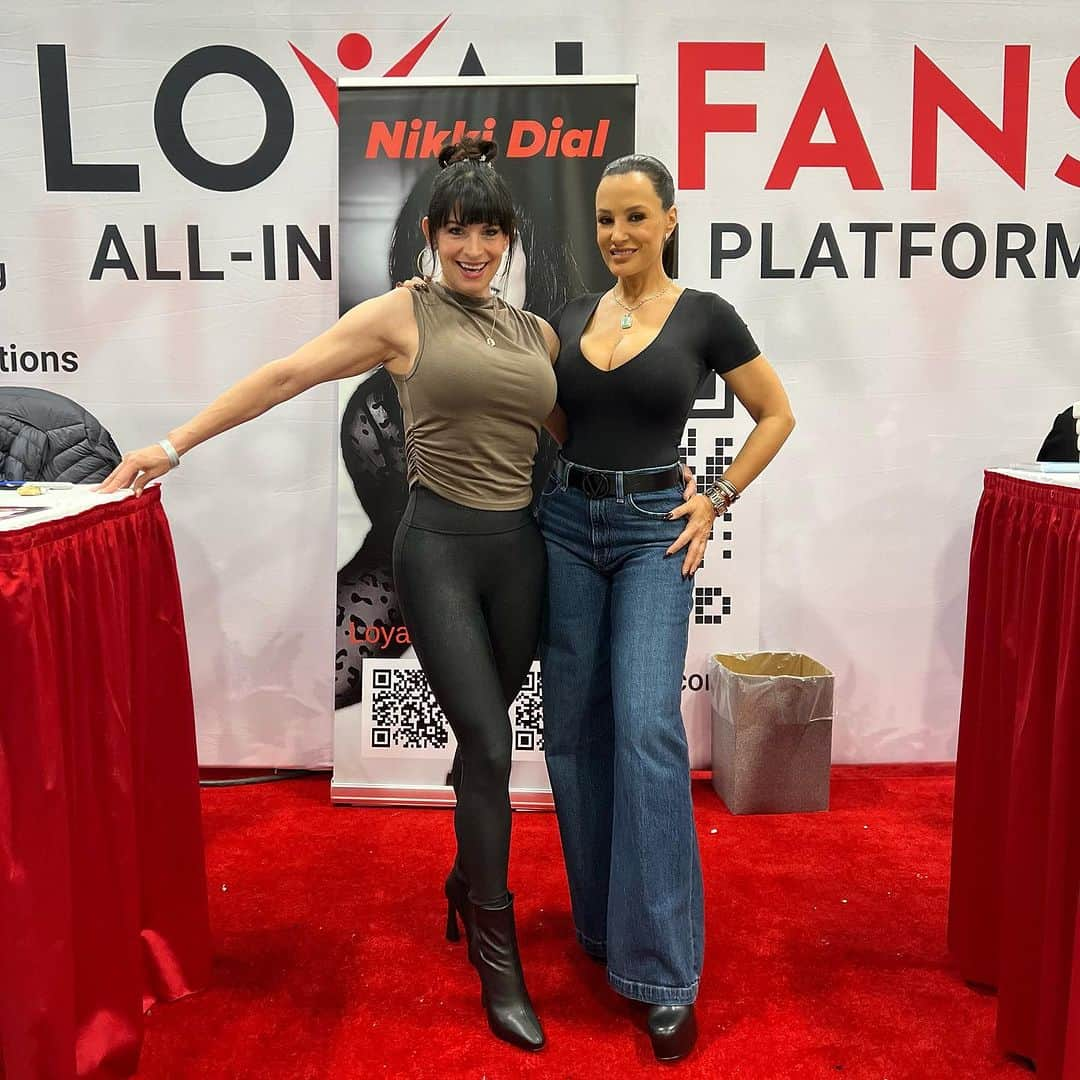 リサ・アンさんのインスタグラム写真 - (リサ・アンInstagram)「A lil #WCW @nikkidialofficial 🖤 it’s been so lovely to reconnect with Nikki after all of these years thanks to the @realloyalfans booth @exxxotica 🖤 Nikki is as sweet, kind and beautiful as ever & I love when we are booth neighbors at the shows 😎   #wcw #nikkidial #realloyalfans #exxxotica #thereallisaann」11月9日 1時25分 - thereallisaann