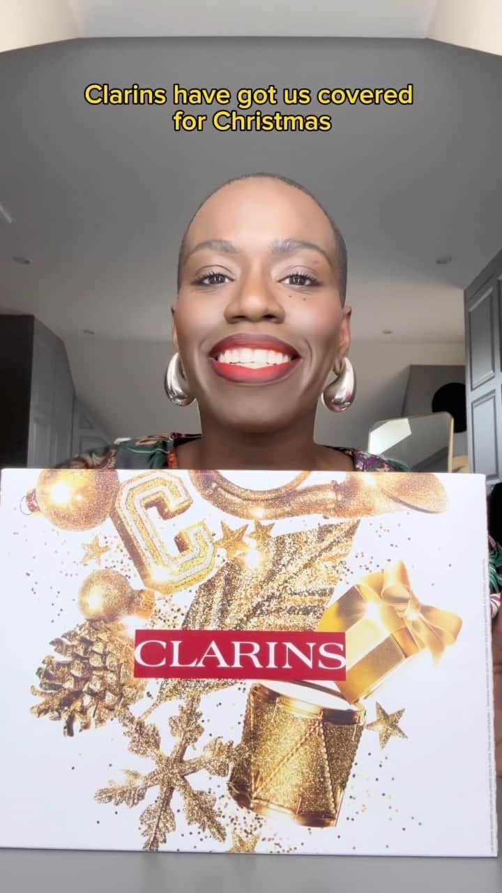 ClarinsUKのインスタグラム：「Let’s spread the gift-giving love with @candicebrathwaite 🎁  She’s picked out her top sets to give to her friends, family, and herself!  Sets shown: ❤️ Double Serum 50ml Collection  ❤️ Super Restorative Collection  ❤️ ClarinsMEN Hydration Collection  ❤️ Double Serum Eye Collection   #Clarins #Skincare #Christmas #Presents」