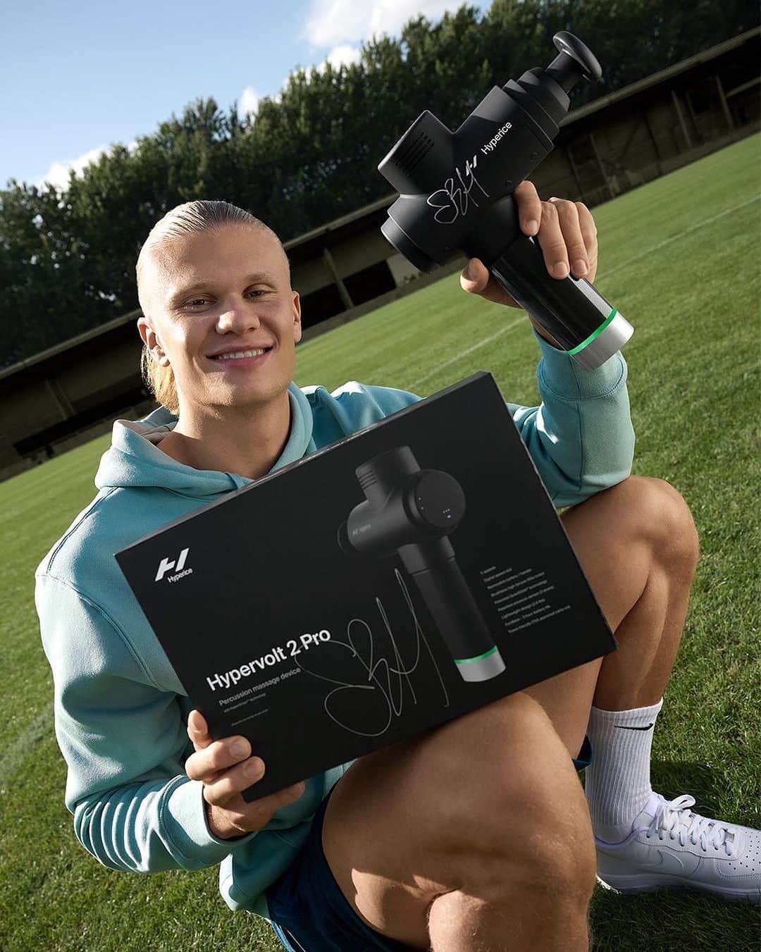 アーリン・ブラウト・ハーランドのインスタグラム：「⚡️Your chance to win one of my favorite recovery tools, the Hypervolt 2 Pro by @hyperice.   Step 1: Follow @hyperice. Step 2: Tag your training mate in the comments below.」