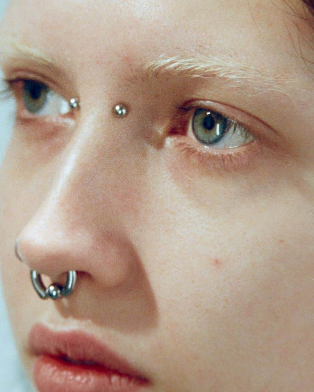 Dazed Magazineのインスタグラム：「In a world seemingly obsessed with labels, the new photo book Spring attempts to evade them.   The photobook by artistic duo @sasakiavins is an exploration of what it means to eschew categorisation in a society that thrives upon it.   Created over the course of a year, it depicts 20 non-binary young people living in London, presenting their portraits without comment or context. “We were in search of a new way of thinking,” Sasakiavins says, “focusing our attention on subjects that transcend outdated ideas.”    “We felt it was important to let the situations naturally unfold. To us, portrait sessions are a way of communication. So, instead of leading, it was more like a dialogue – reacting to how we felt they conveyed themselves. We thought it was essential [for the sitters] in authentically presenting themselves.”   The result is a collection of photographs as extraordinarily varied as the sitters themselves.   See more through the link in our bio 🔗  📷 @sasakiavins」