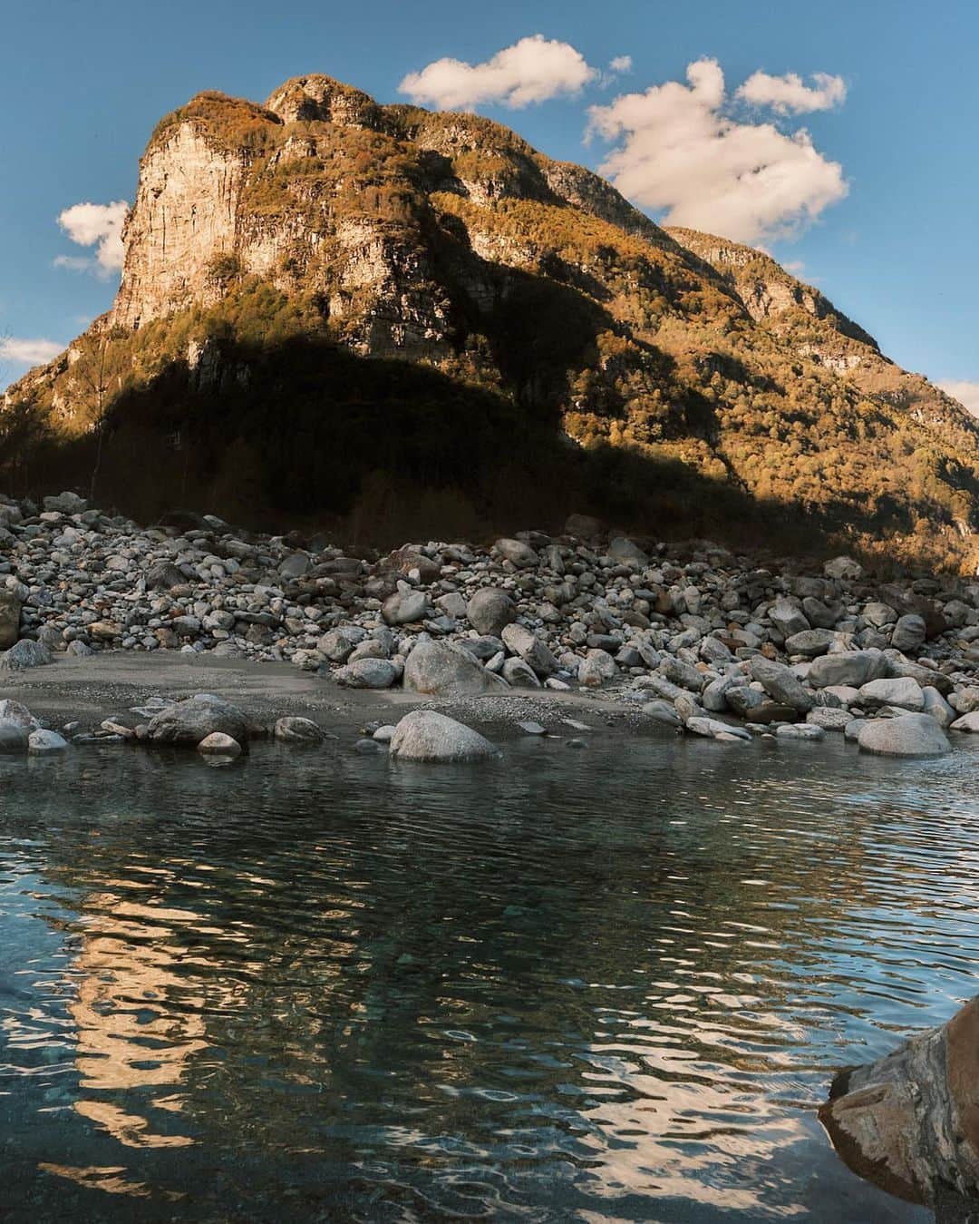 マチルダ・セーデルルンドさんのインスタグラム写真 - (マチルダ・セーデルルンドInstagram)「Ticino 💛 I’m so grateful to have spent two amazing weeks in Switzerland and this outdoor paradise🇨🇭🏔️✨ I can’t wait to come back soon!   Some photos from climbing and hiking by @bill_jp_hamilton 🎞️  #climbing #bouldering #hiking #ticino #switzerland @ascona_locarno @ticinoturismo @myswitzerland」11月9日 1時33分 - matilda_soderlund