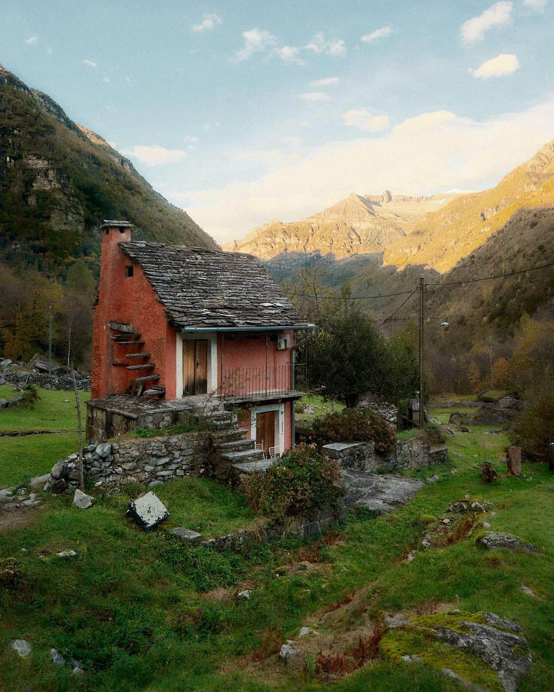 マチルダ・セーデルルンドさんのインスタグラム写真 - (マチルダ・セーデルルンドInstagram)「Ticino 💛 I’m so grateful to have spent two amazing weeks in Switzerland and this outdoor paradise🇨🇭🏔️✨ I can’t wait to come back soon!   Some photos from climbing and hiking by @bill_jp_hamilton 🎞️  #climbing #bouldering #hiking #ticino #switzerland @ascona_locarno @ticinoturismo @myswitzerland」11月9日 1時33分 - matilda_soderlund