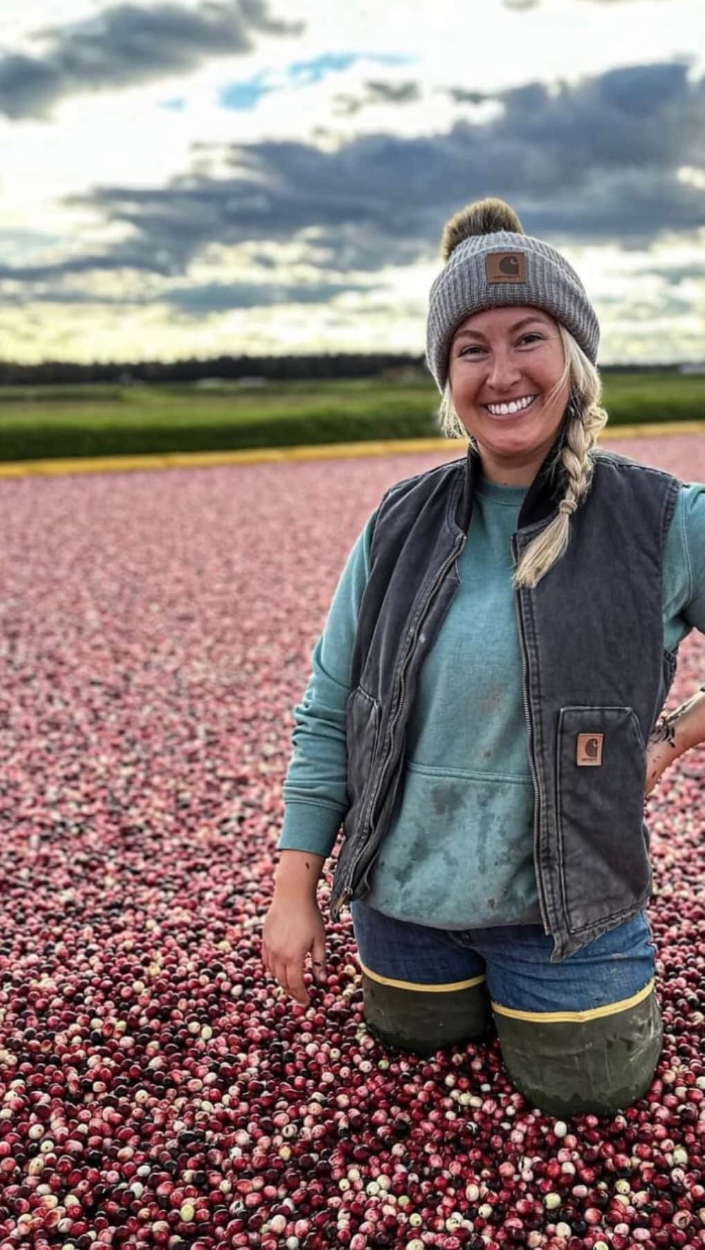 カーハートのインスタグラム：「A day in the life with cranberry farmer @cranberrychats.  #Carhartt @carharttwomen」