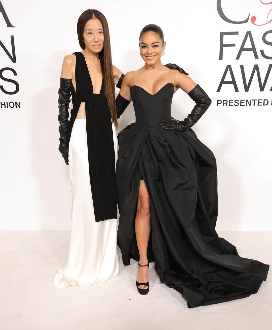 ヴァネッサ・ハジェンズさんのインスタグラム写真 - (ヴァネッサ・ハジェンズInstagram)「Such a special night presenting my dear friend @verawanggang with her @cfda award. She deserves it all.」11月9日 1時36分 - vanessahudgens