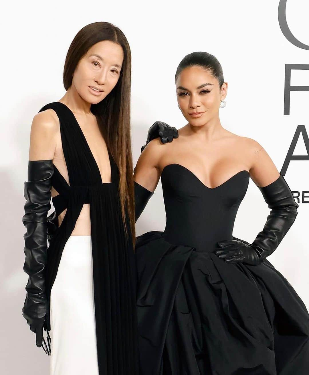 ヴァネッサ・ハジェンズのインスタグラム：「Such a special night presenting my dear friend @verawanggang with her @cfda award. She deserves it all.」