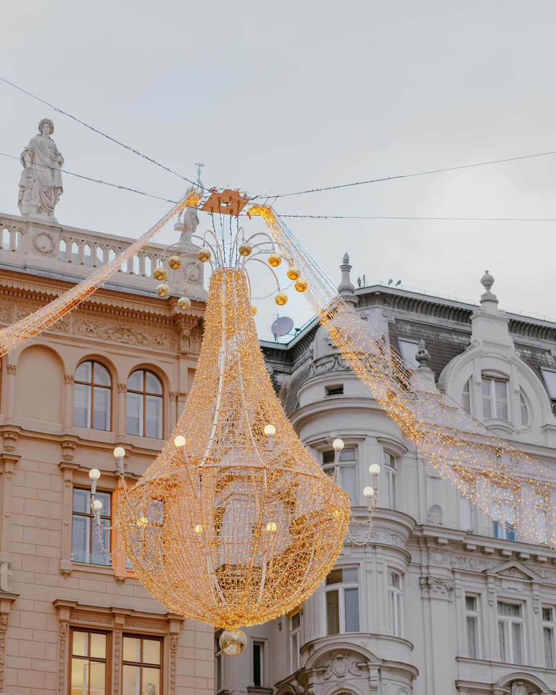 Wien | Viennaさんのインスタグラム写真 - (Wien | ViennaInstagram)「Can’t wait for the season of sparkle! ✨⭐️ Have you seen Vienna’s magical Christmas lights before? #christmasinvienna   #vienna #wien #viennanow #winterinvienna #winterinaustria #winterineurope #christmastime #christmaslights #christmaslightseverywhere #europeanchristmas #christmasmarket #traveleurope」11月9日 1時36分 - viennatouristboard