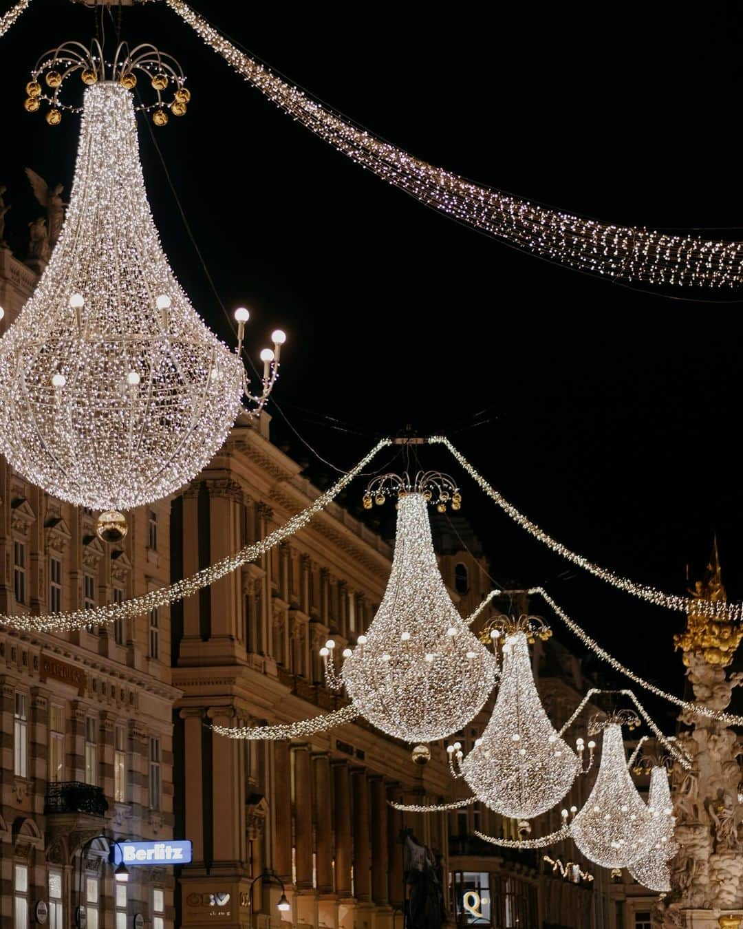 Wien | Viennaさんのインスタグラム写真 - (Wien | ViennaInstagram)「Can’t wait for the season of sparkle! ✨⭐️ Have you seen Vienna’s magical Christmas lights before? #christmasinvienna   #vienna #wien #viennanow #winterinvienna #winterinaustria #winterineurope #christmastime #christmaslights #christmaslightseverywhere #europeanchristmas #christmasmarket #traveleurope」11月9日 1時36分 - viennatouristboard