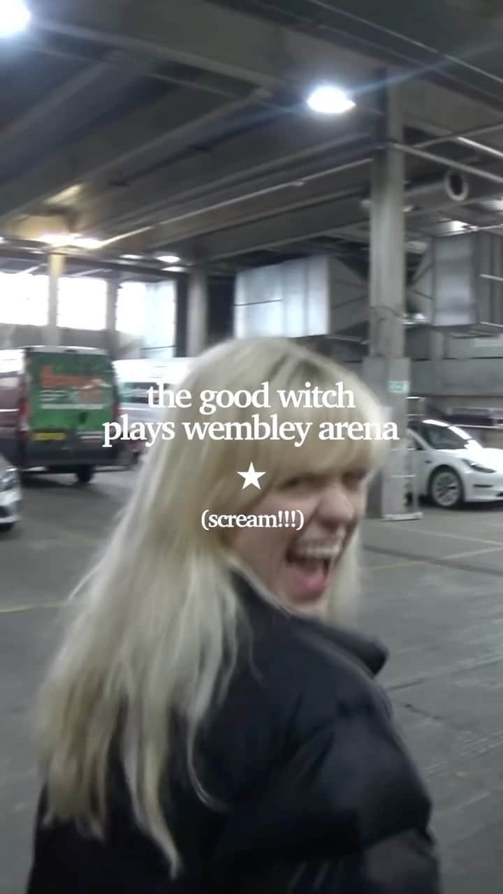 メイジー・ピーターズのインスタグラム：「remember when we played wembley arena and it was the best day ever in the world :’) <3」