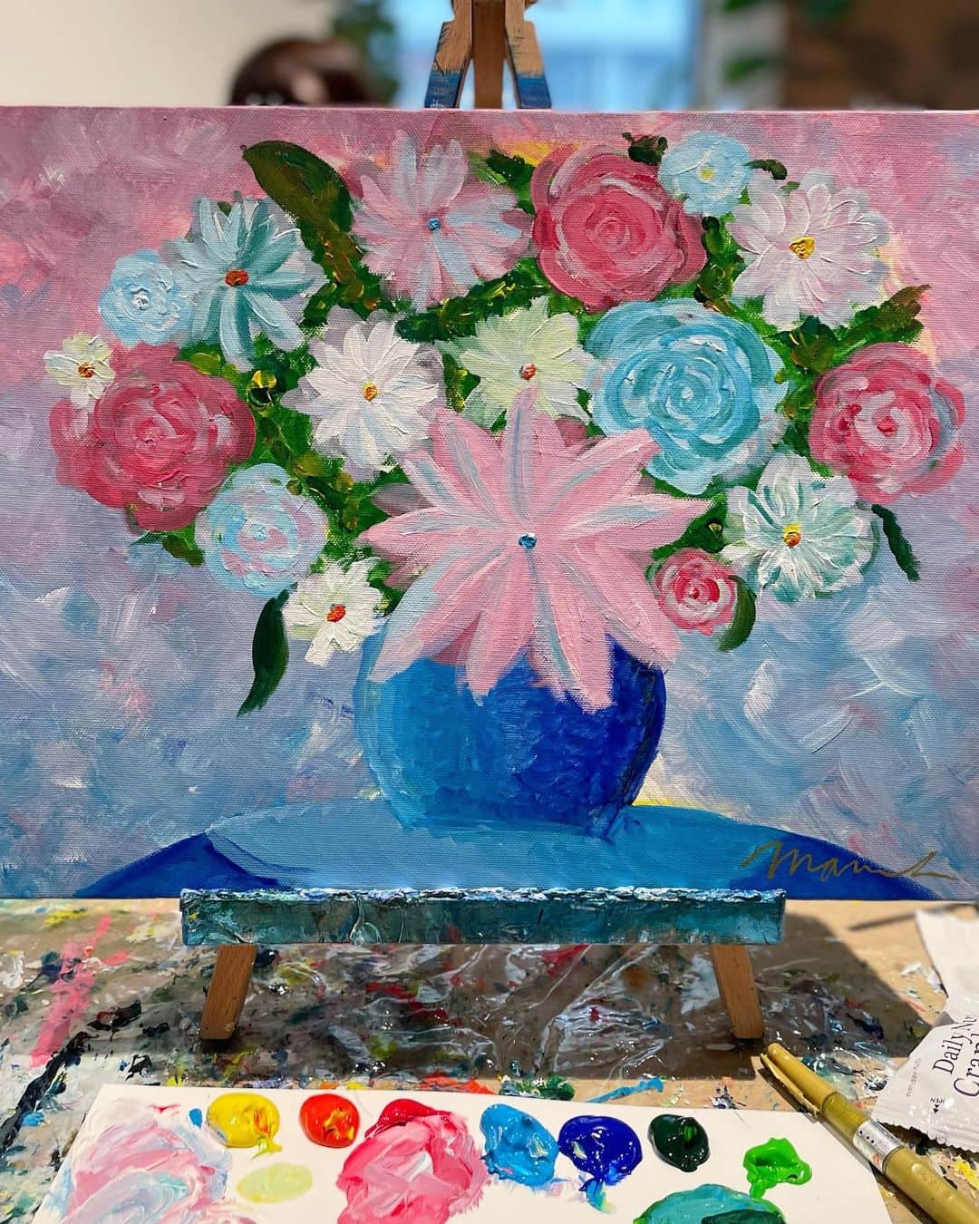 高橋まりのインスタグラム：「あいかと絵を描いた🖼️ 好きな色と好きなお花を詰め込んだよ @artwine.tokyo」