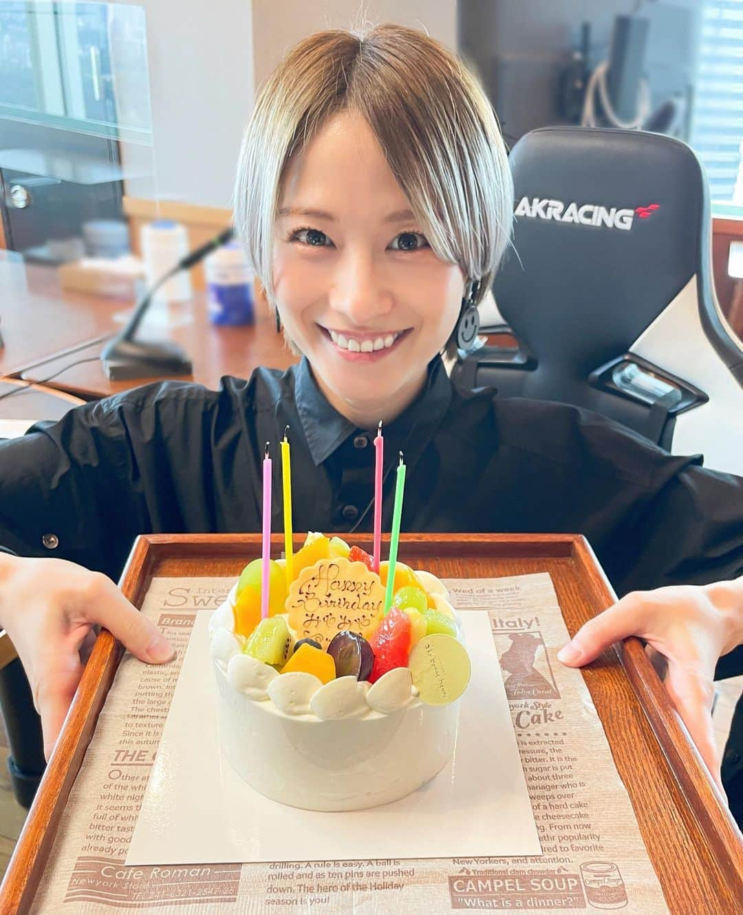 宮島咲良のインスタグラム：「ㅤㅤㅤㅤㅤㅤㅤㅤㅤㅤㅤㅤㅤ宮島咲良、本日、11月9日！ 誕生日を迎えましたー‼️🎂🤩🎉 ㅤㅤㅤㅤㅤㅤㅤㅤㅤㅤㅤㅤㅤ 大好きな東京ディズニーリゾートと同い年なので 40周年テーマソングをBGMにしたよー🪄🏰名曲🥹 お写真は#ますまるらじお で祝ってもらった時の🎂 ㅤㅤㅤㅤㅤㅤㅤㅤㅤㅤㅤㅤㅤ しかし自分でも信じられない！ 保育園の頃から好きなものや好きなものへの情熱が驚くほど変わってない！！ スーパー戦隊を永遠に愛す！！！ そのままだから気持ちは3歳🤩 唯一大人になったなと思ったのは 6年前に30年近く生きるオキナインコを家族にお迎えする際に 自分の寿命と照らし合わせた時でした🦜 そんくらい！ ㅤㅤㅤㅤㅤㅤㅤㅤㅤㅤㅤㅤㅤ 歳重ねるのって全然マイナスなことなくて、むしろ楽しいしかないんだが！ 今が1番楽しい！！！🧚🏻✨ ㅤㅤㅤㅤㅤㅤㅤㅤㅤㅤㅤㅤㅤ 39歳は朗読劇カンパニーを立ち上げたり YouTube始めたり やりたいこといっぱいスタートさせた素晴らしき歳だった！ 40歳のこの一年も最高を更新する所存☺️💖 ㅤㅤㅤㅤㅤㅤㅤㅤㅤㅤㅤㅤㅤ 全力キングで飛ばしてくので これからも一緒に拳を振り上げようぜ！！！という気持ち👑 ㅤㅤㅤㅤㅤㅤㅤㅤㅤㅤㅤㅤㅤ みんな大好きだよーーーー！！！！！！ ㅤㅤㅤㅤㅤㅤㅤㅤㅤㅤㅤㅤㅤ スーパー戦隊の役に立ってから死にたい！ ぼっち戦隊！ミヤジマン！！！！ ㅤㅤㅤㅤㅤㅤㅤㅤㅤㅤㅤㅤㅤ #宮島咲良 #ミヤジマン #ぼっち戦隊ミヤジマン」